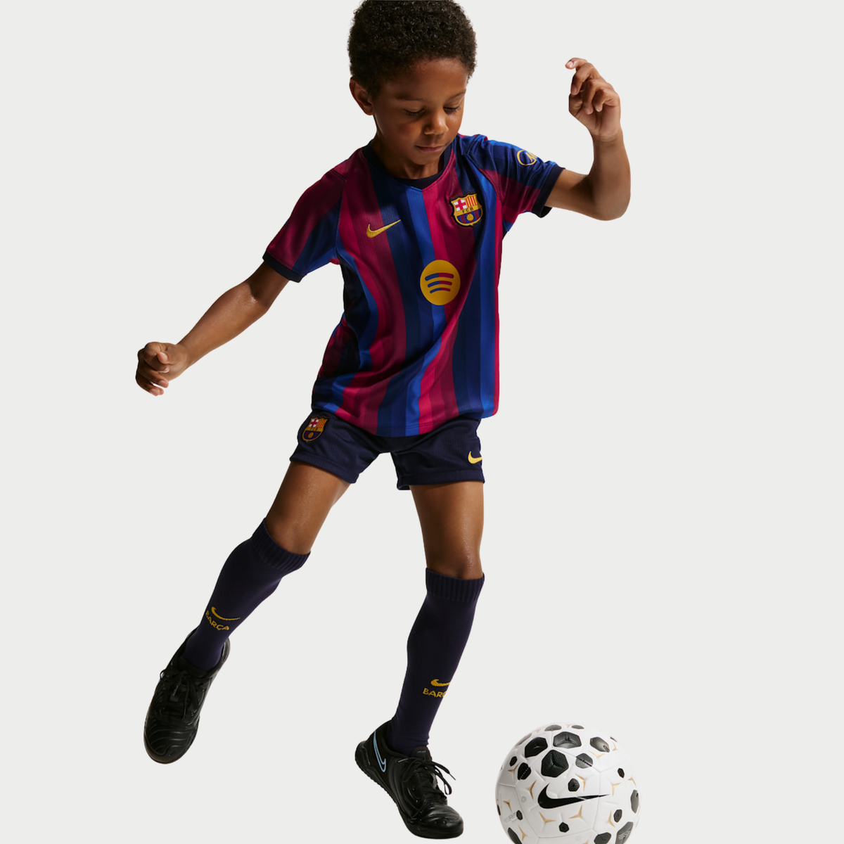 Kit Infantil Barcelona I 2026/27 Azul e Grená Camisa e Shorts - detalhes de acabamento 3