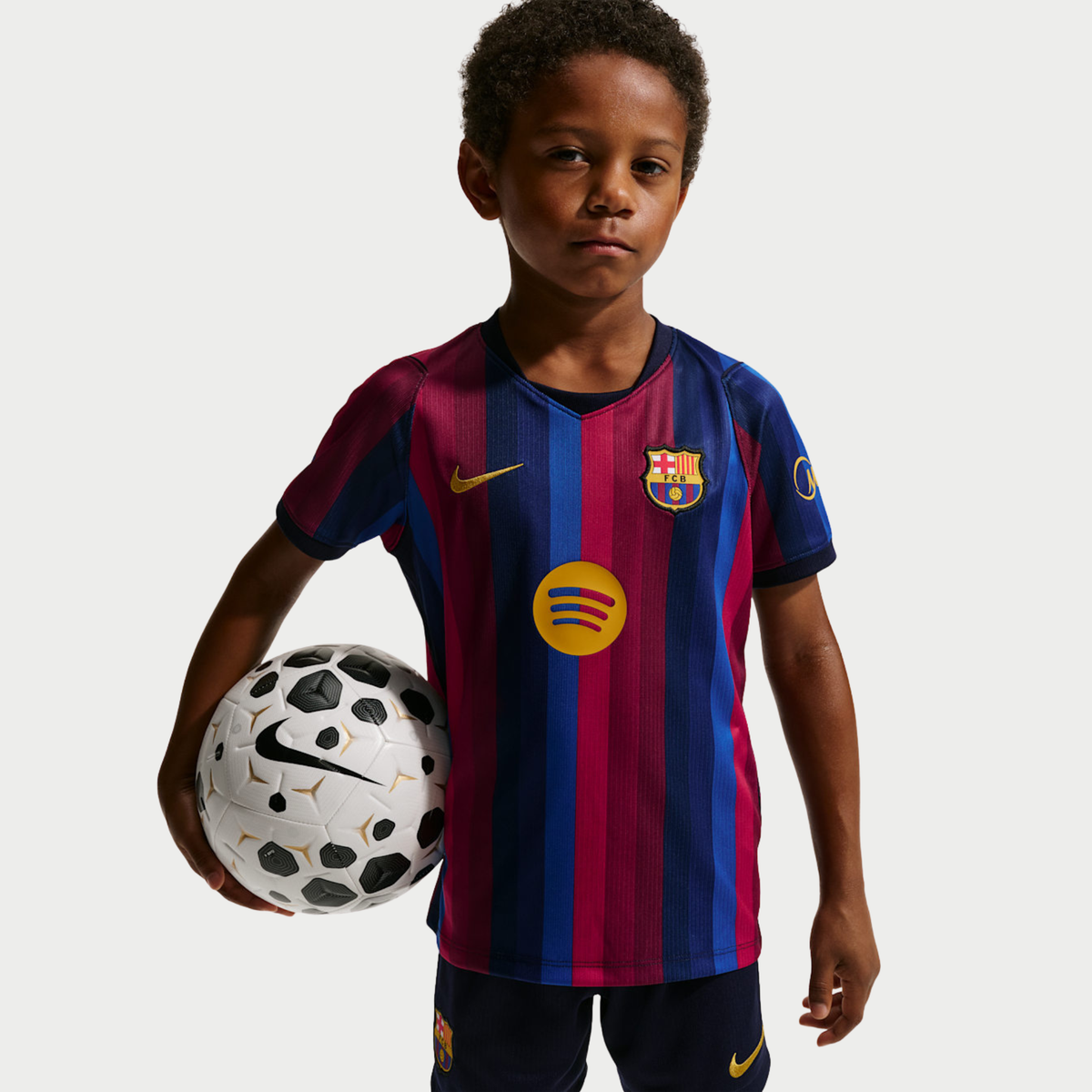 Kit Infantil Barcelona I 2026/27 Azul e Grená Camisa e Shorts - criança vestindo o kit