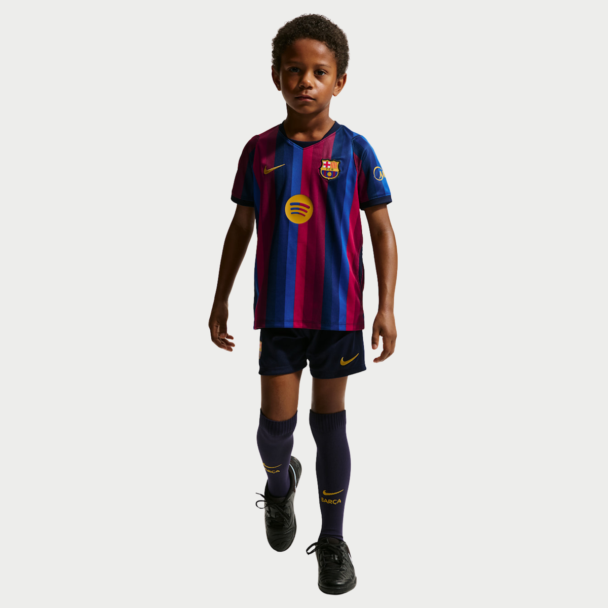 Kit Infantil Barcelona I 2026/27 Azul e Grená Camisa e Shorts - detalhes de acabamento 1