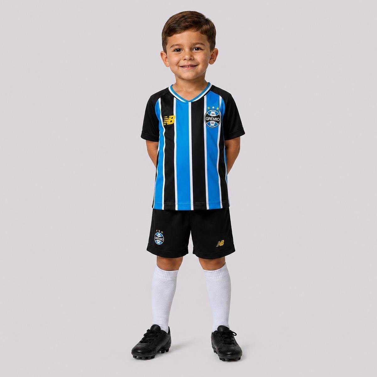 Kit Infantil Grêmio I 2026/27 Tricolor Camisa e Shorts - criança vestindo o kit - outro ângulo