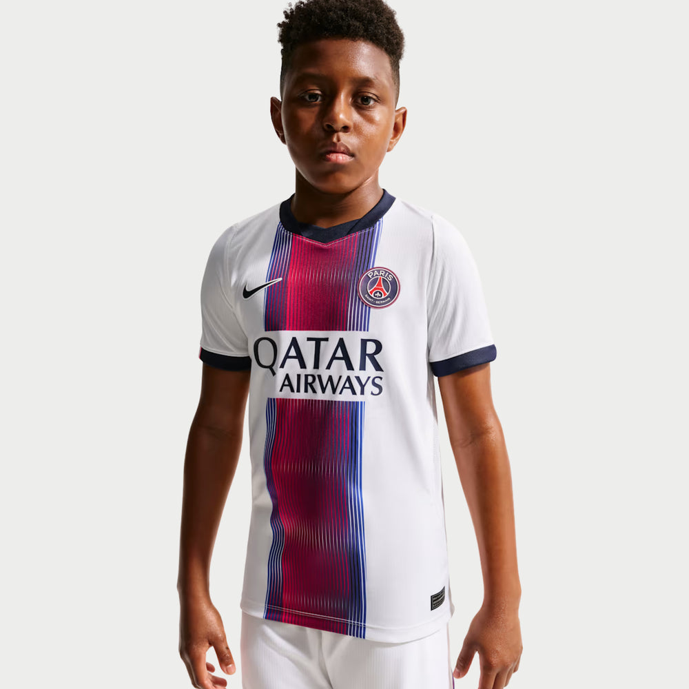 Kit Infantil PSG II 2026/27 Branco Camisa e Shorts - criança vestindo o kit, vista lateral
