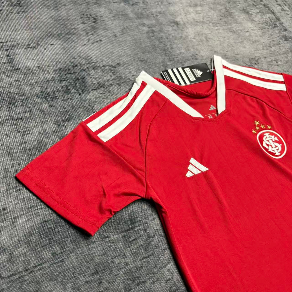 Kit Infantil Internacional I 2026/27 Vermelho Camisa e Shorts - detalhe da manga