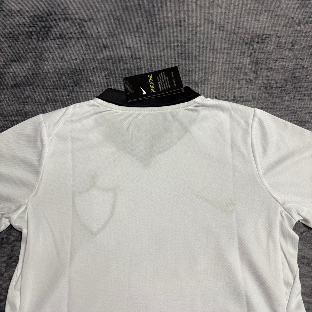 Kit Infantil Atlético Mineiro II 2026/27 Branco Camisa e Shorts - detalhe da gola nas costas