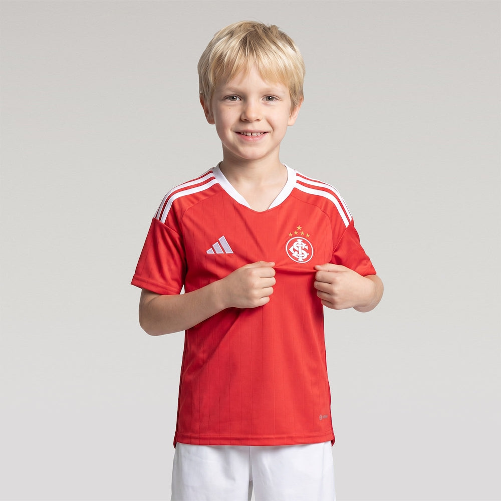 Kit Infantil Internacional I 2026/27 Vermelho Camisa e Shorts - criança vestindo o kit