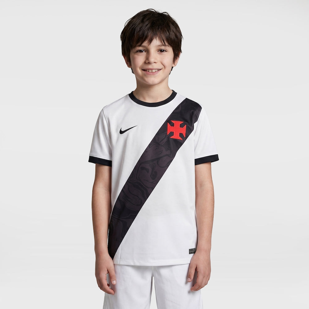 Kit Infantil Vasco II 2026/27 Branco Camisa e Shorts - criança vestindo o kit