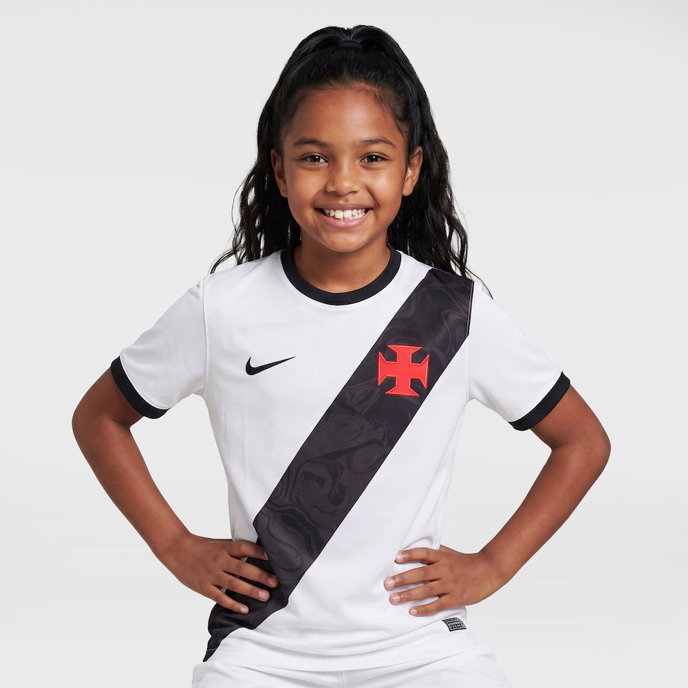 Kit Infantil Vasco II 2026/27 Branco Camisa e Shorts - criança vestindo o kit, outro ângulo