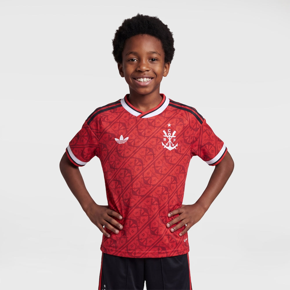 Kit Infantil Flamengo III 2026/27 Vermelho Camisa e Shorts - criança vestindo o kit