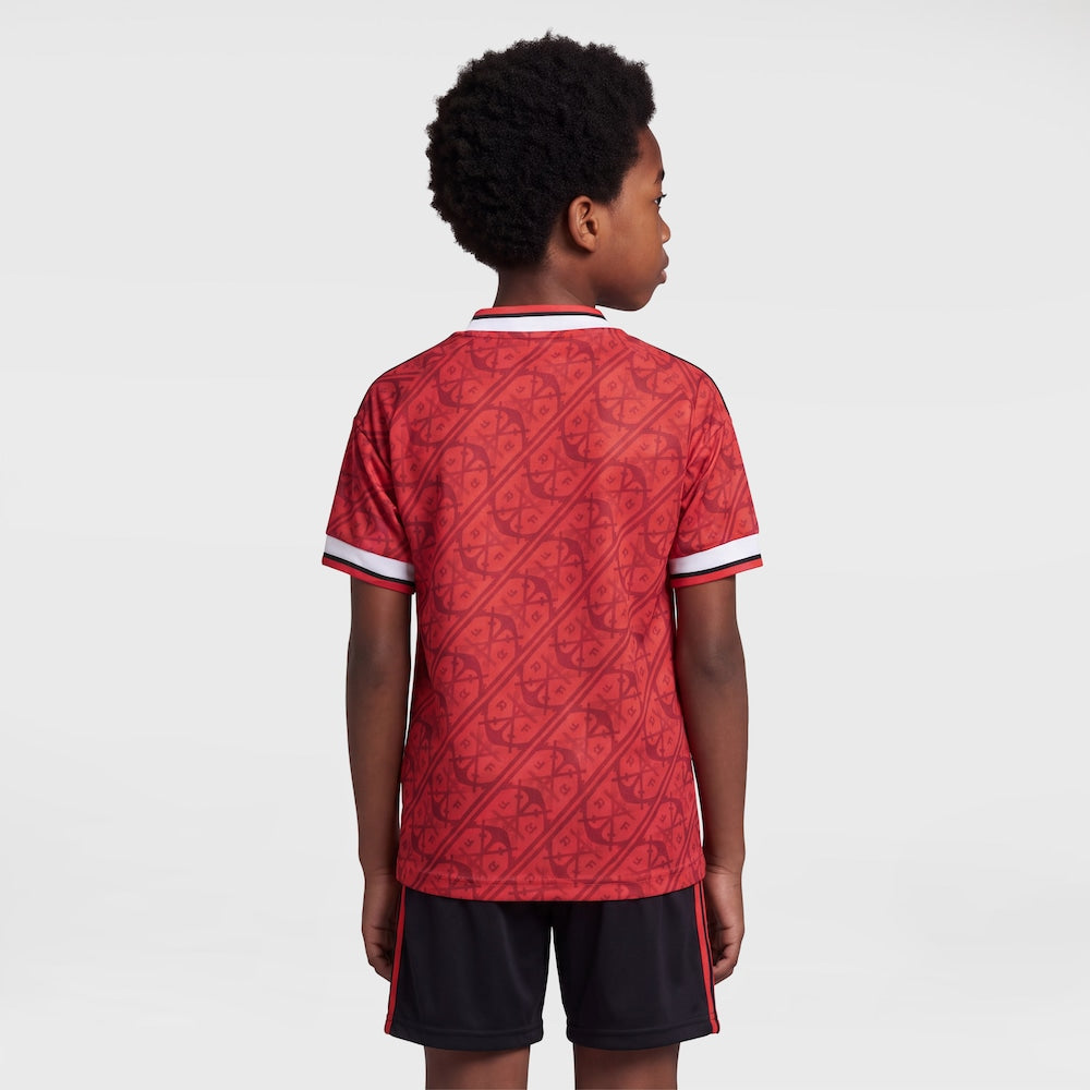 Kit Infantil Flamengo III 2026/27 Vermelho Camisa e Shorts - criança vestindo o kit, vista de costas