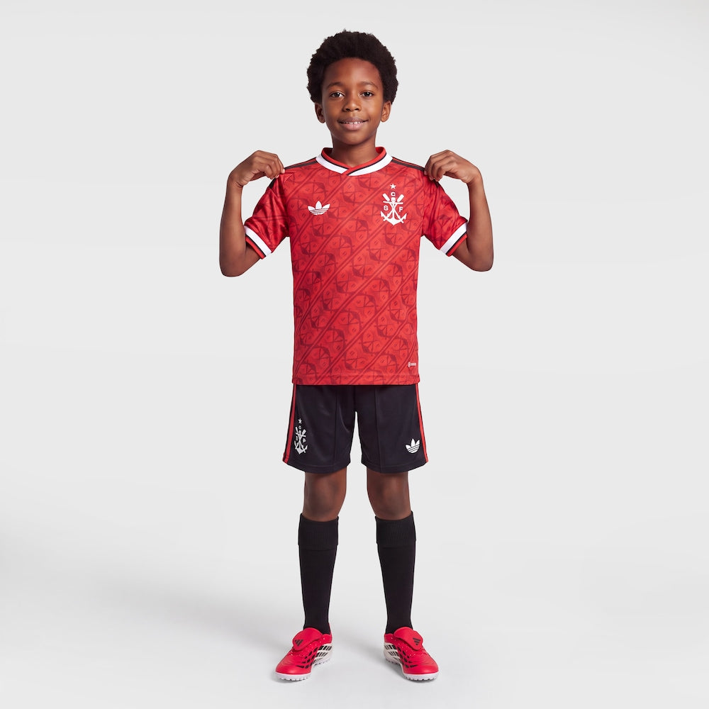 Kit Infantil Flamengo III 2026/27 Vermelho Camisa e Shorts - criança vestindo o kit, corpo inteiro
