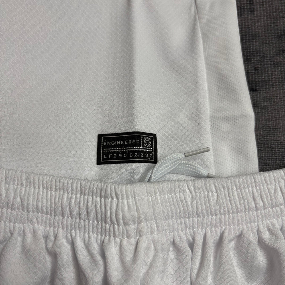Kit Infantil Atlético Mineiro II 2026/27 Branco Camisa e Shorts - detalhe do shorts