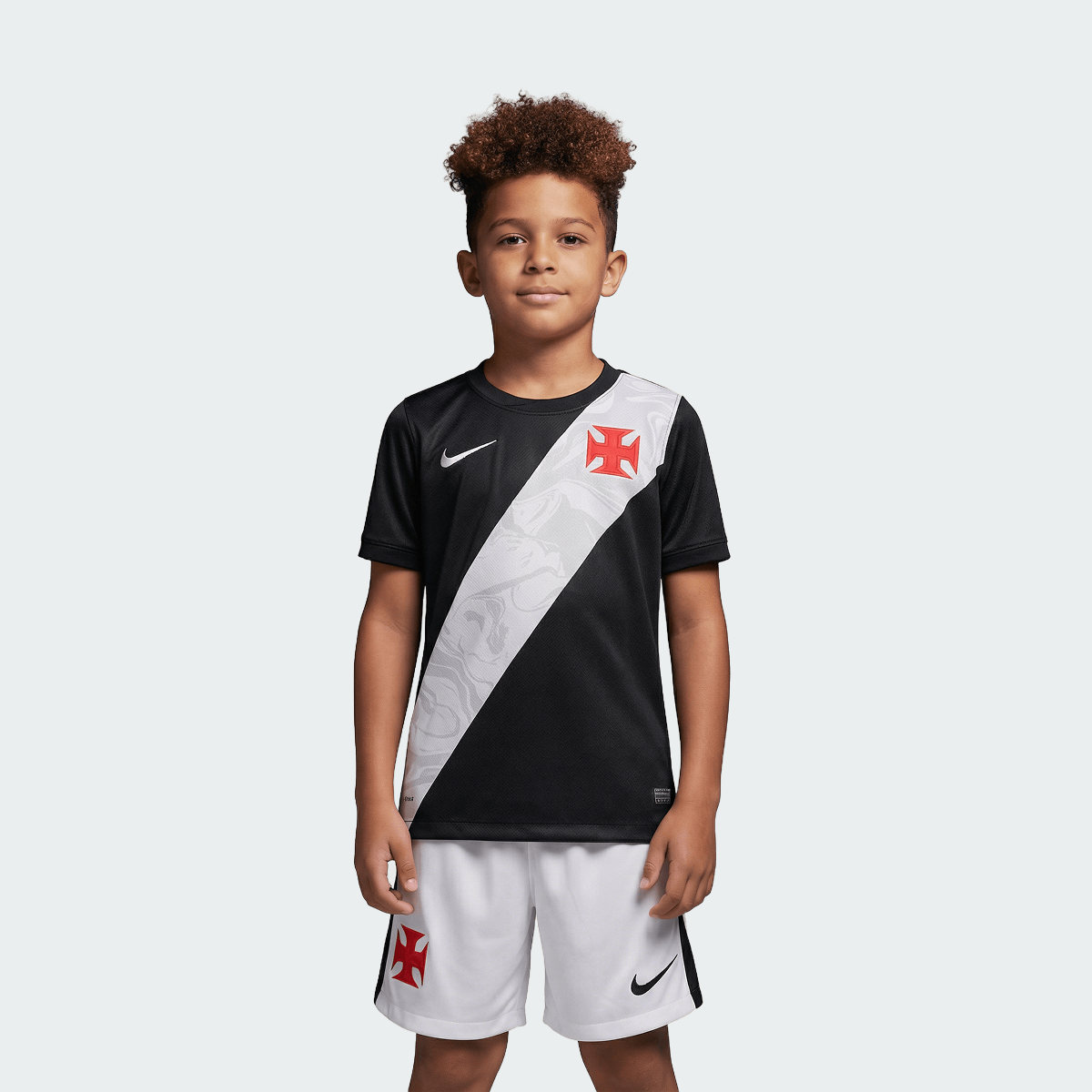 Kit Infantil Vasco I 2026/27 Preto Camisa e Shorts - criança vestindo o kit
