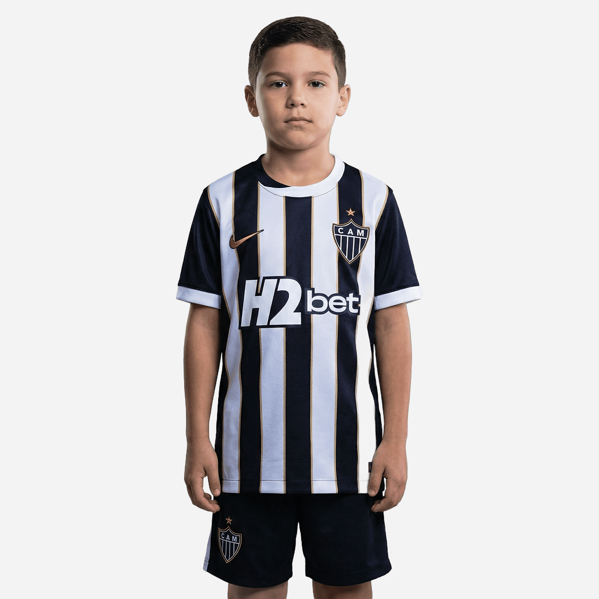 Kit Infantil Atlético Mineiro I 2026/27 Alvinegro Camisa e Shorts - criança vestindo o kit