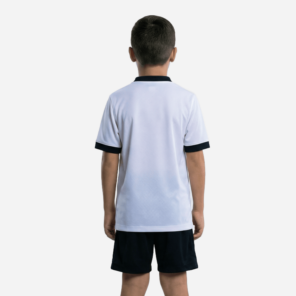 Kit Infantil Atlético Mineiro II 2026/27 Branco Camisa e Shorts - criança vestindo o kit, vista de costas