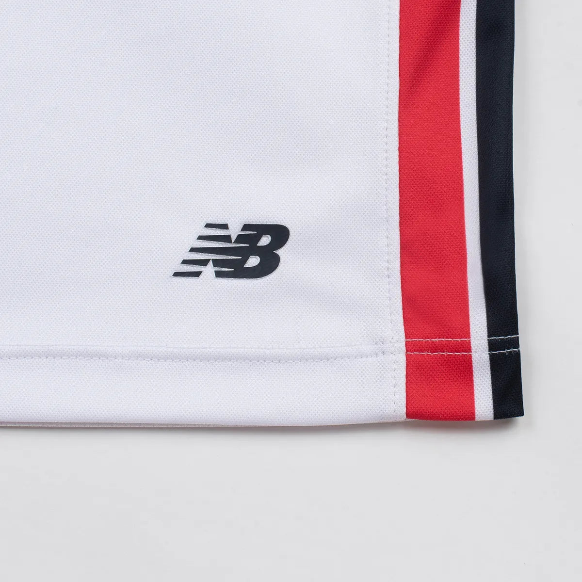 Kit Infantil São Paulo I 2026/27 Branco Camisa e Shorts - detalhes de acabamento 6