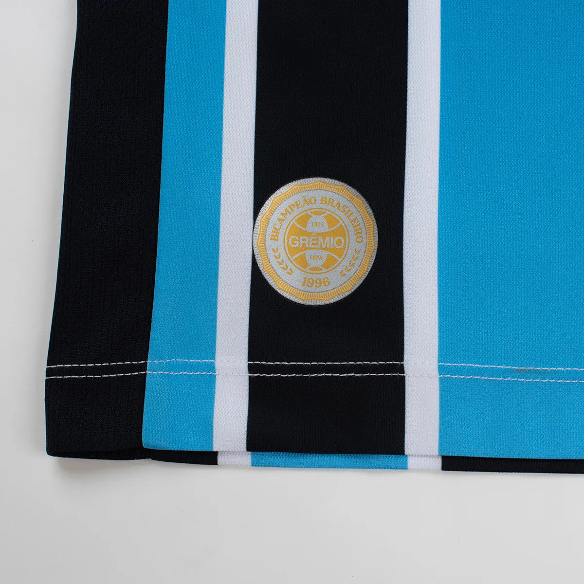 Kit Infantil Grêmio I 2026/27 Tricolor Camisa e Shorts - detalhes de acabamento 4