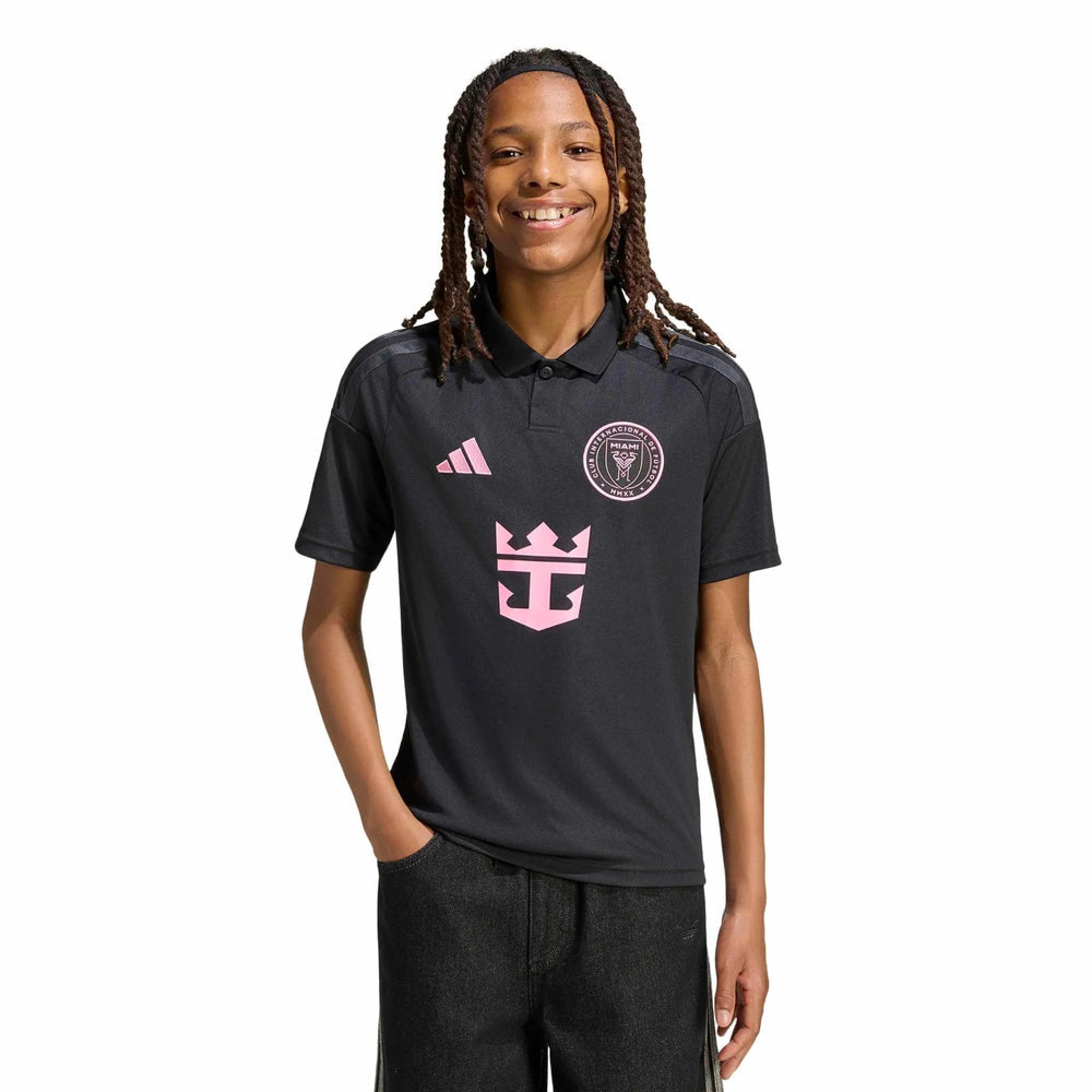 Kit Infantil Inter Miami II 2026/27 Preto Camisa e Shorts - criança vestindo o kit, outro ângulo