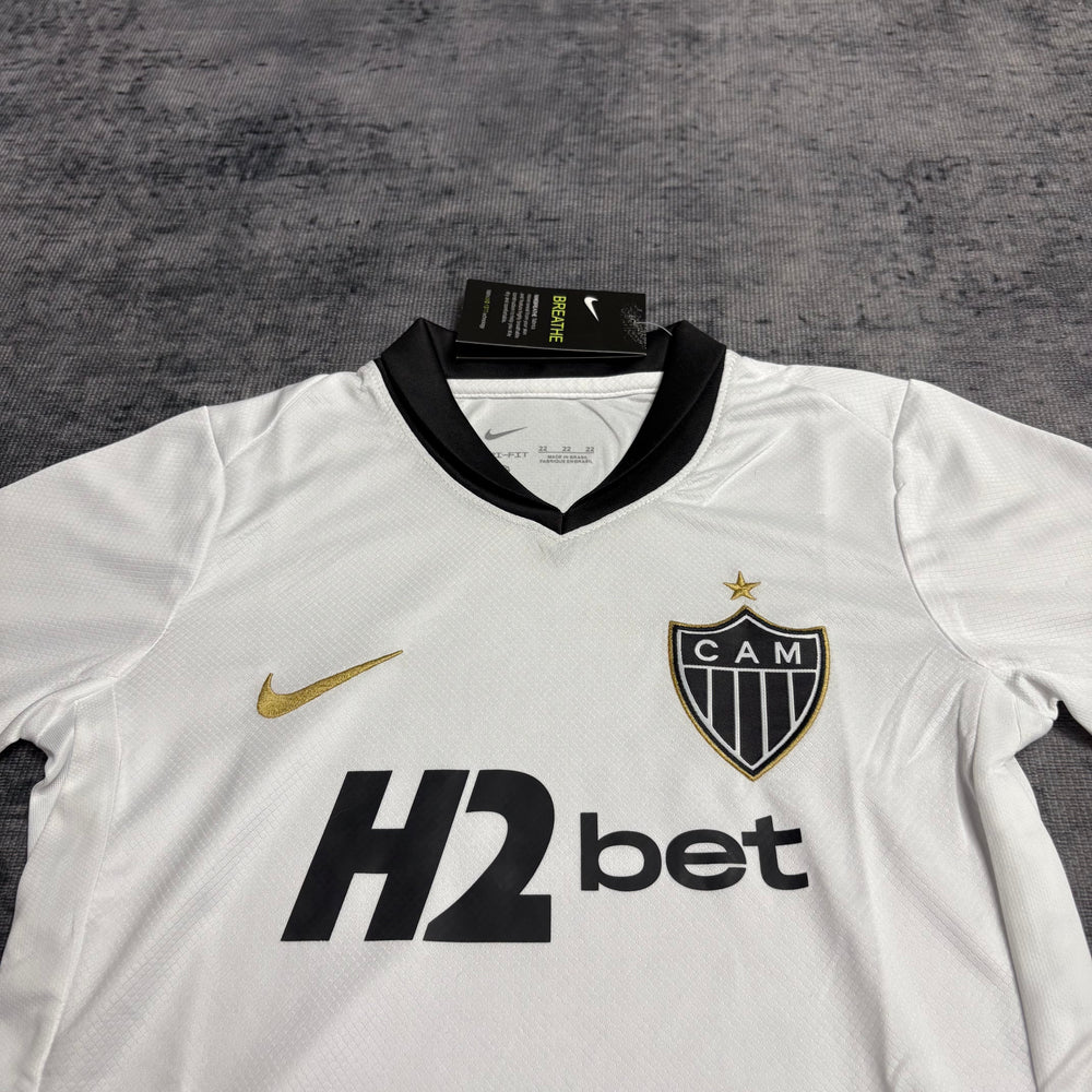 Kit Infantil Atlético Mineiro II 2026/27 Branco Camisa e Shorts - detalhe do peito
