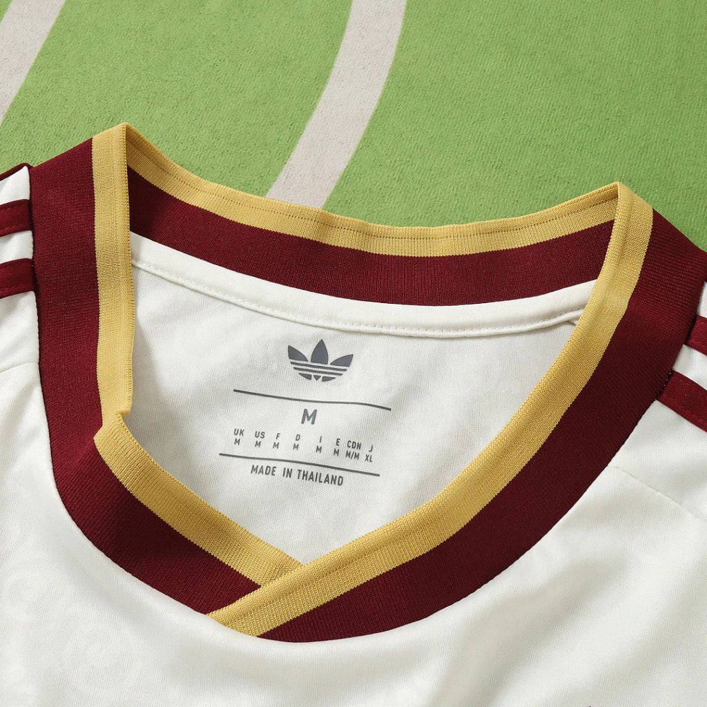 Camisa Espanha II 2026 Off-White Campeã do Mundo 2 Estrelas Torcedor - detalhes de acabamento 2