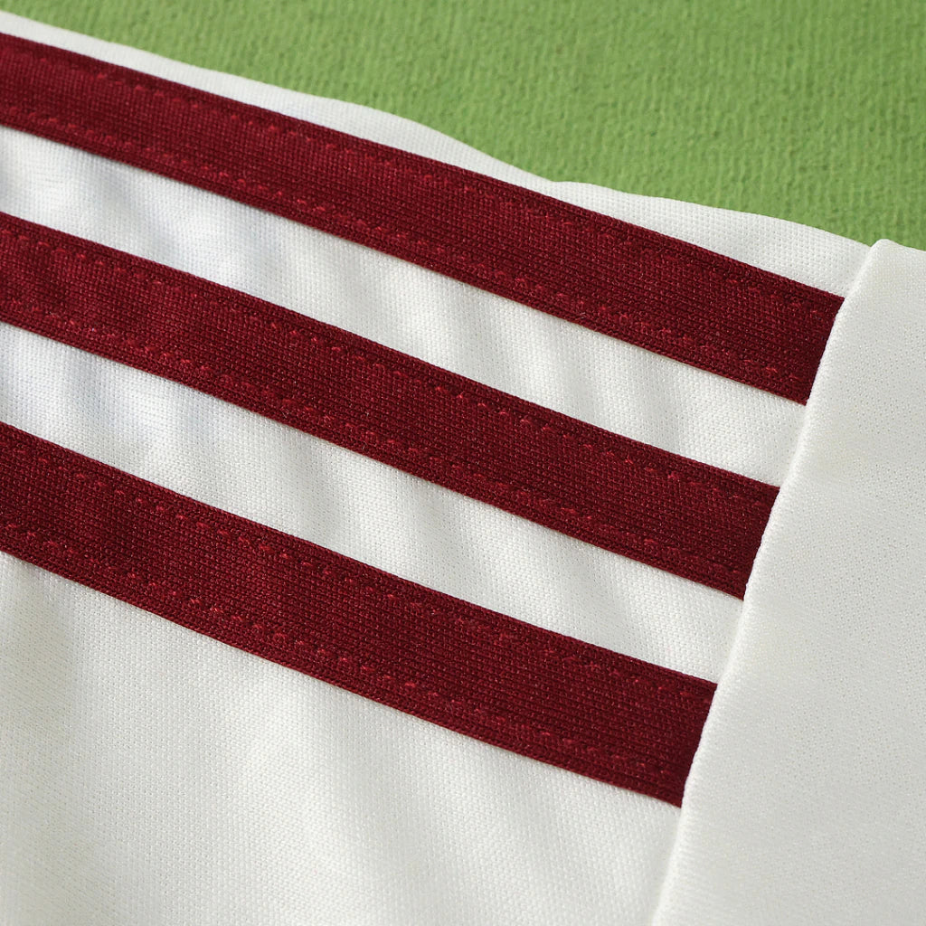 Camisa Espanha II 2026 Off-White Campeã do Mundo 2 Estrelas Torcedor - detalhes de acabamento 5