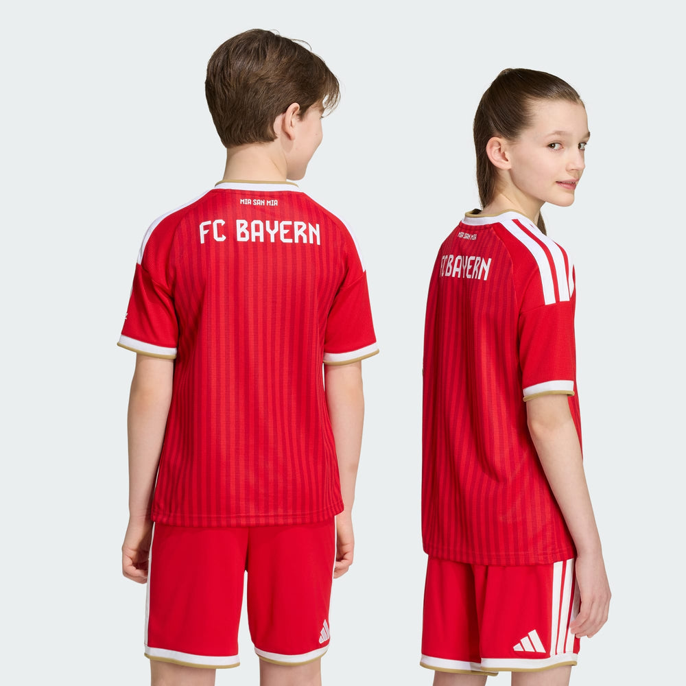 Kit Infantil Bayern de Munique I 2026/27 Vermelho Camisa e Shorts - criança vestindo o kit, vista de costas