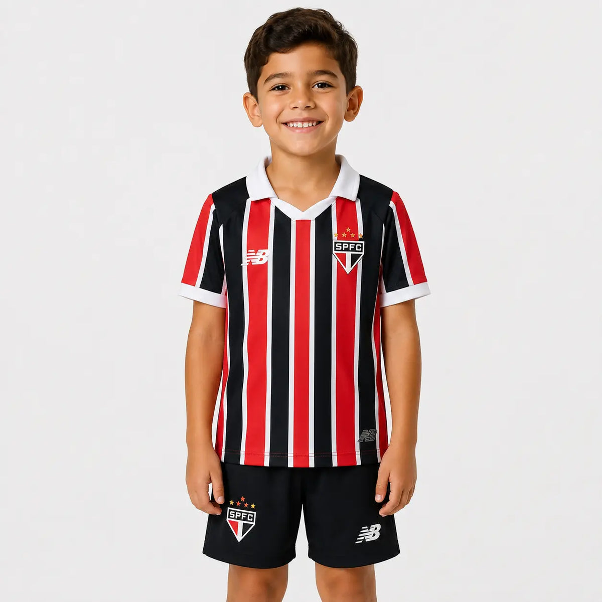 Kit Infantil São Paulo II 2026/27 Tricolor Listrado Camisa e Shorts - criança vestindo o kit