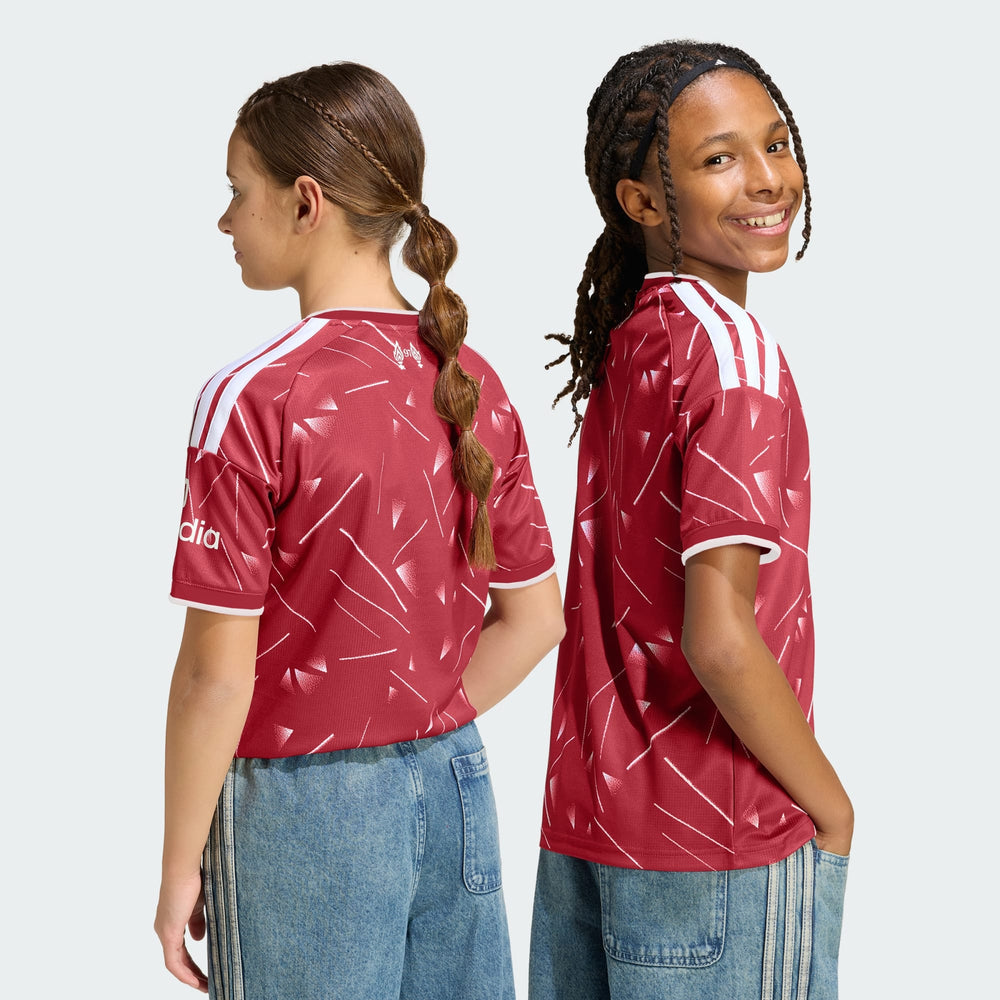 Kit Infantil Liverpool I 2026/27 Vermelho Camisa e Shorts - criança vestindo o kit, vista de costas