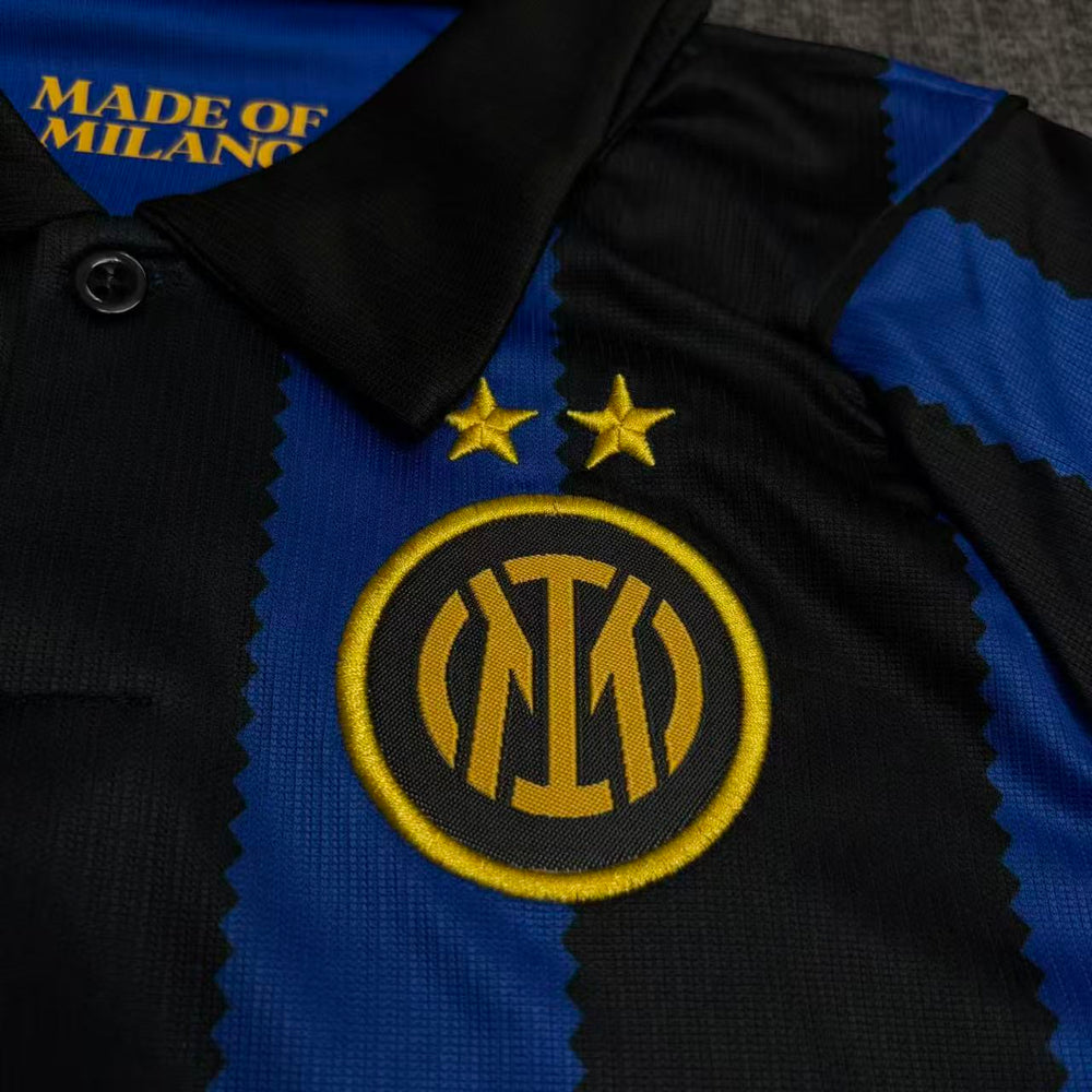 Kit Infantil Inter de Milão I 2026/27 Azul e Preto Camisa e Shorts - detalhe do escudo bordado