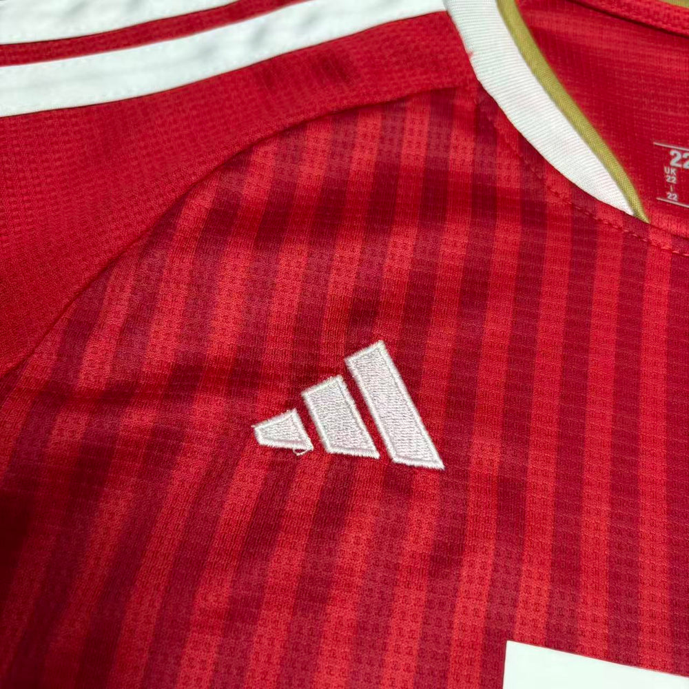 Kit Infantil Bayern de Munique I 2026/27 Vermelho Camisa e Shorts - detalhe do logo do fornecedor