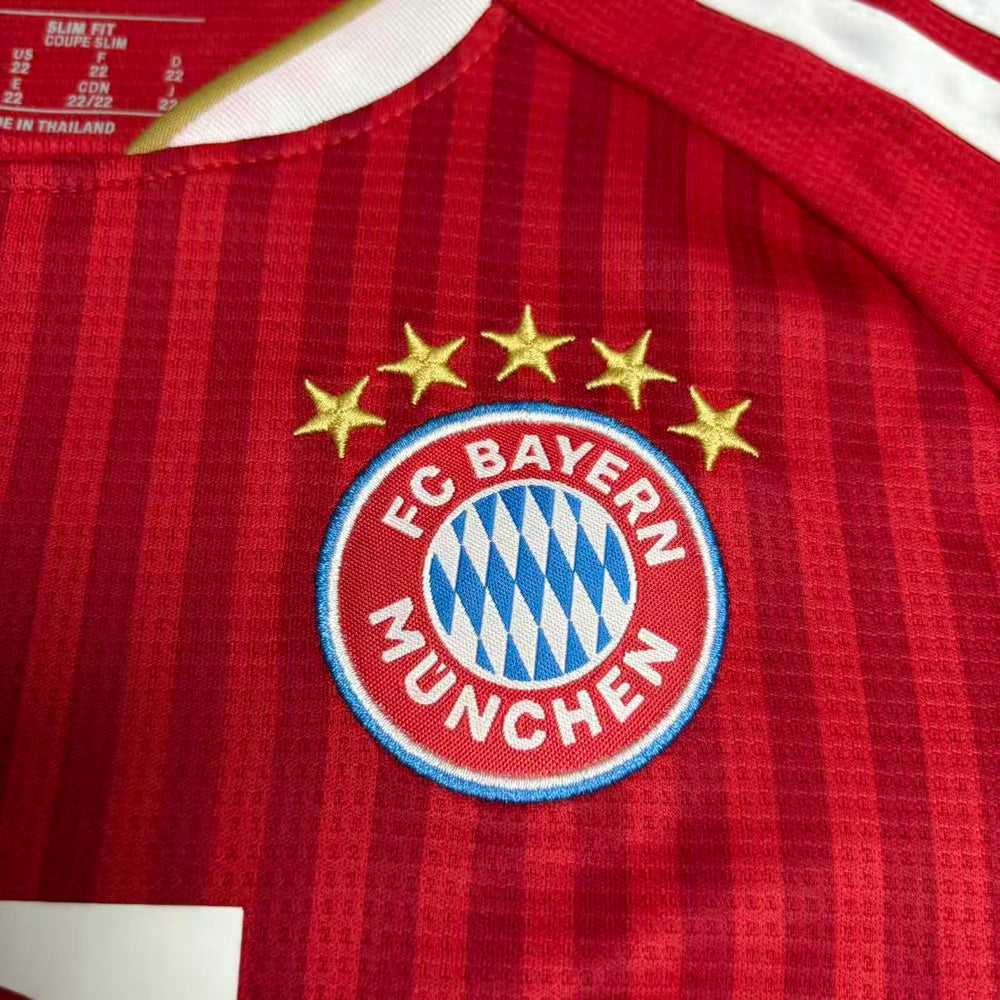 Kit Infantil Bayern de Munique I 2026/27 Vermelho Camisa e Shorts - detalhe do escudo bordado