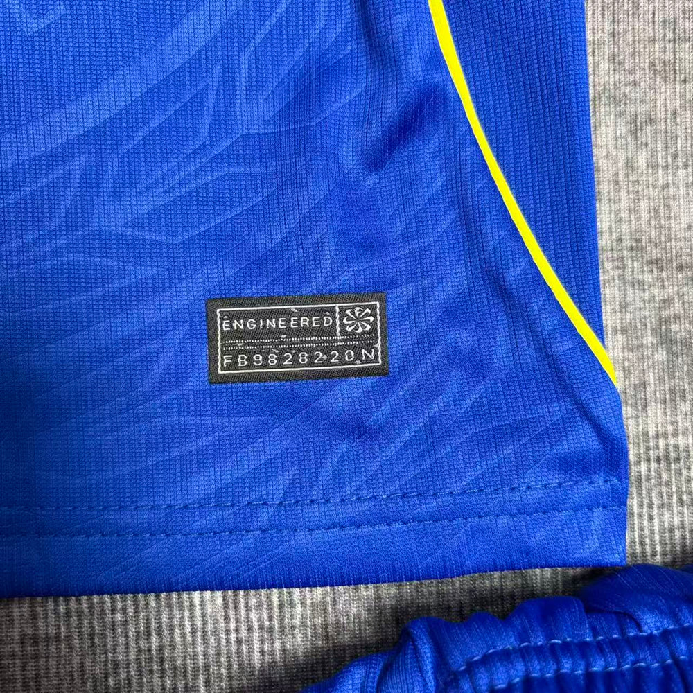 Kit Infantil Chelsea I 2026/27 Azul Camisa e Shorts - detalhe da gola