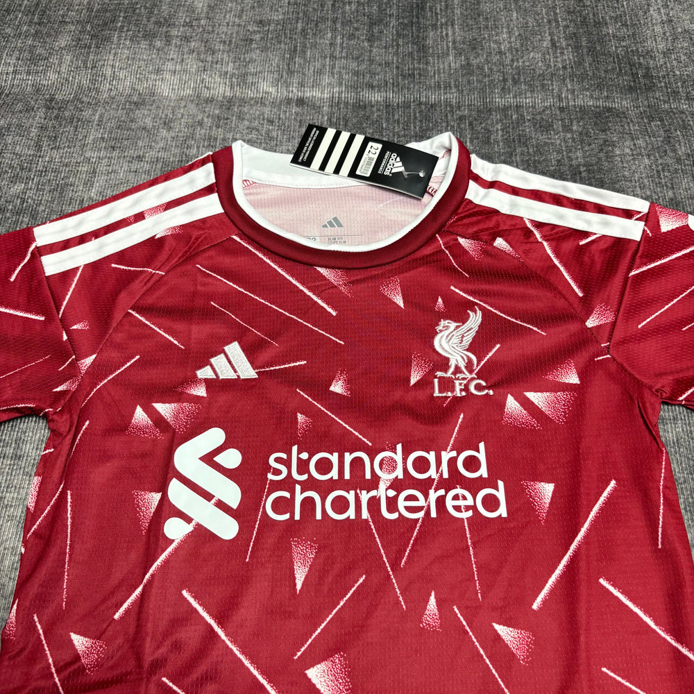 Kit Infantil Liverpool I 2026/27 Vermelho Camisa e Shorts - detalhe do peito