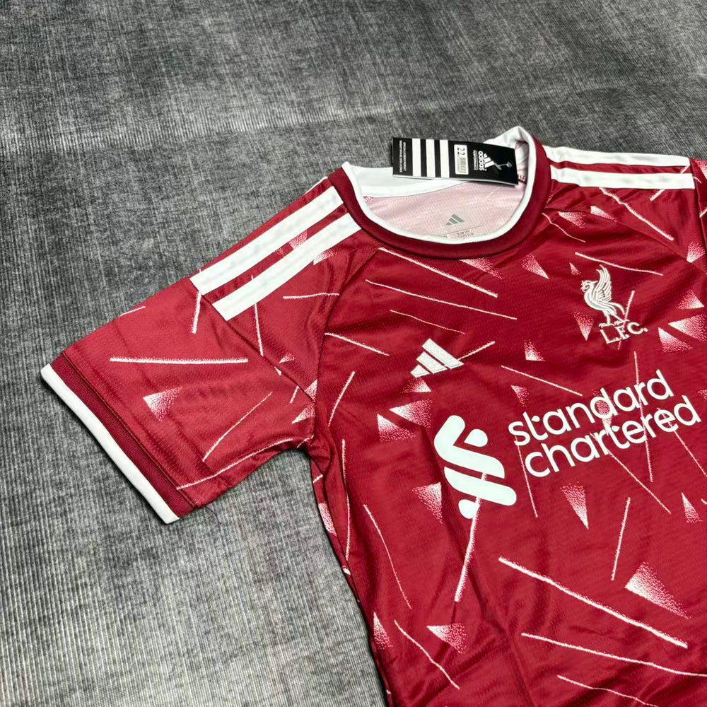 Kit Infantil Liverpool I 2026/27 Vermelho Camisa e Shorts - vista lateral