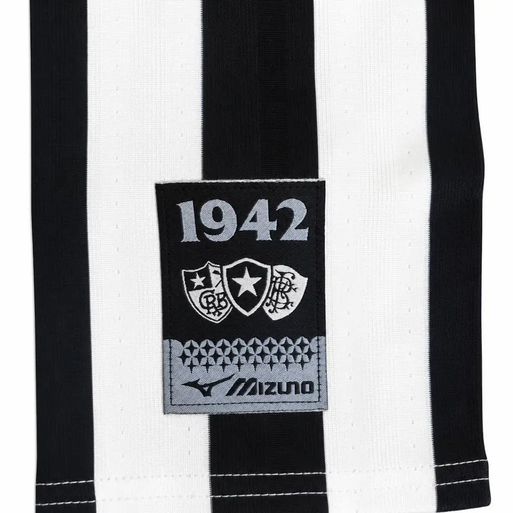 Kit Infantil Botafogo I 2026/27 Alvinegro Camisa e Shorts - detalhe do selo comemorativo