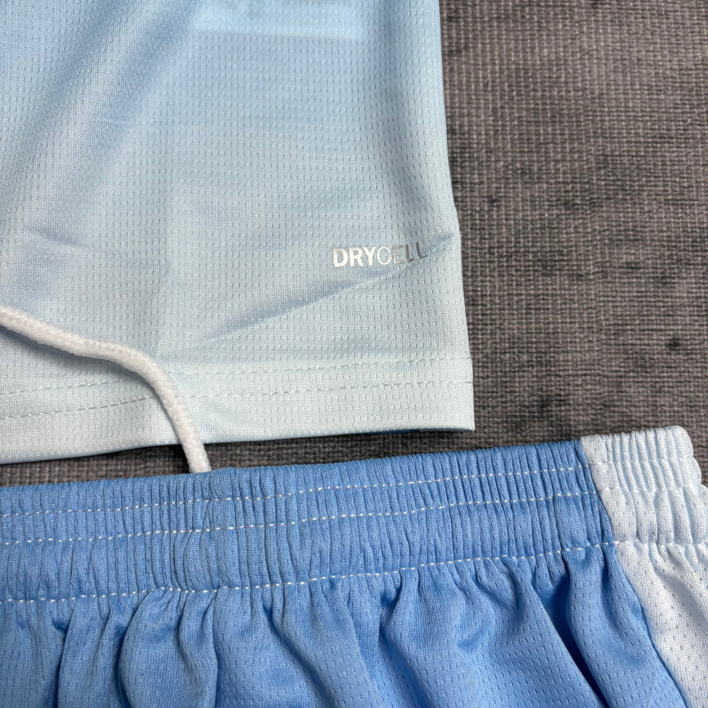 Kit Infantil Manchester City I 2026/27 Azul-Celeste Camisa e Shorts - detalhe do shorts
