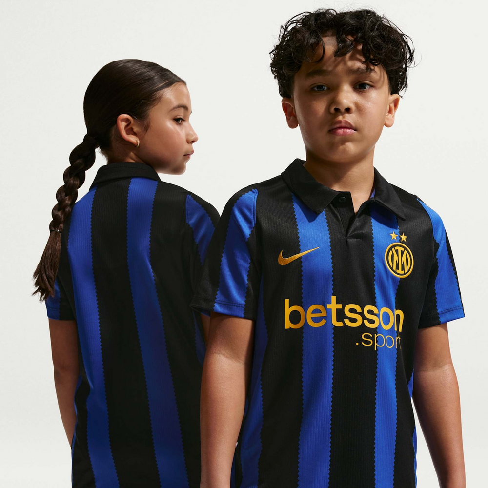 Kit Infantil Inter de Milão I 2026/27 Azul e Preto Camisa e Shorts - criança vestindo o kit