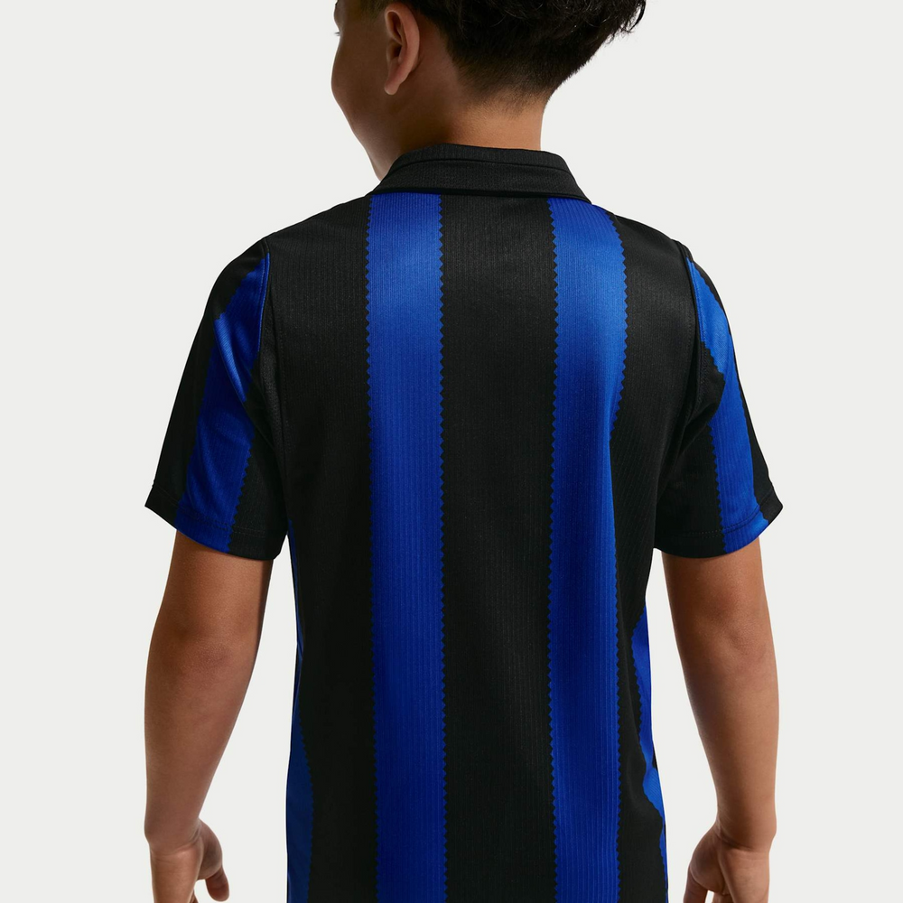 Kit Infantil Inter de Milão I 2026/27 Azul e Preto Camisa e Shorts - criança vestindo o kit, vista de costas