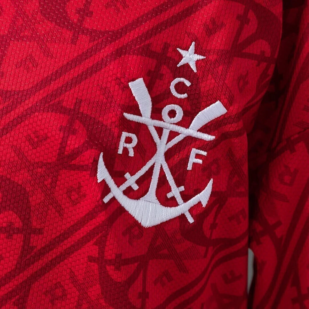 Kit Infantil Flamengo III 2026/27 Vermelho Camisa e Shorts - detalhe do escudo bordado
