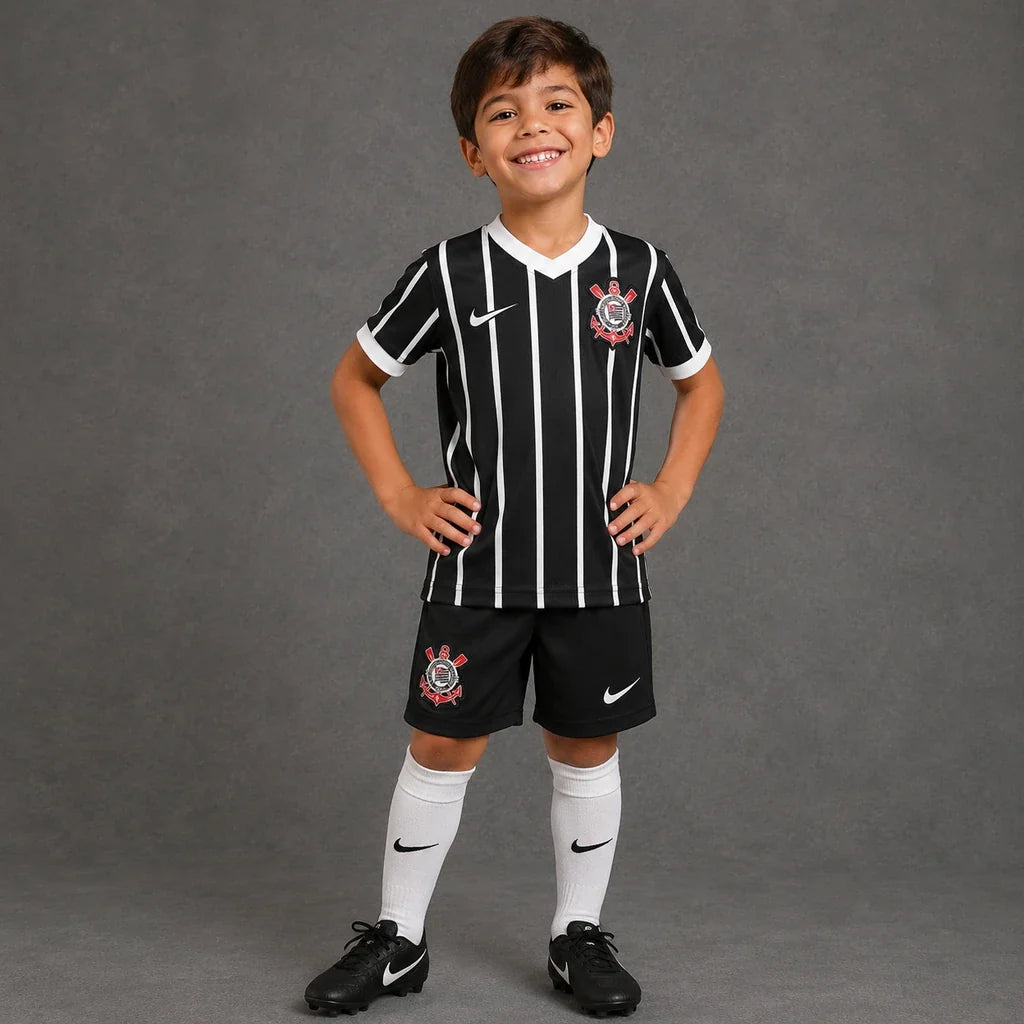 Kit Infantil Corinthians II 2026/27 Preto Camisa e Shorts - criança vestindo o kit