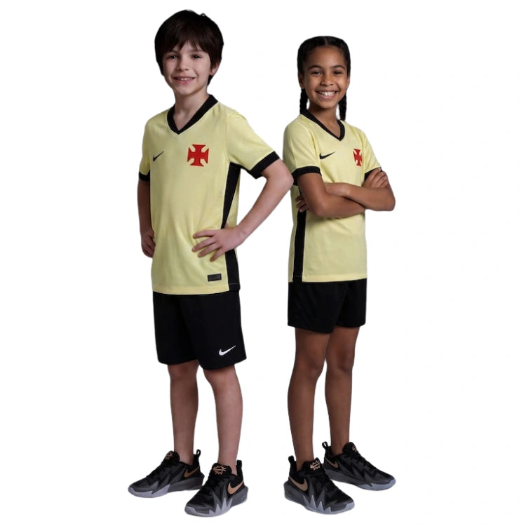 Kit Infantil Vasco III 2026/27 Amarelo Camisa e Shorts - criança vestindo o kit, outro ângulo